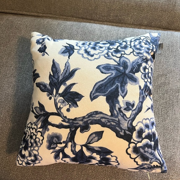 Two small accent pillows - Picture 5 of 8